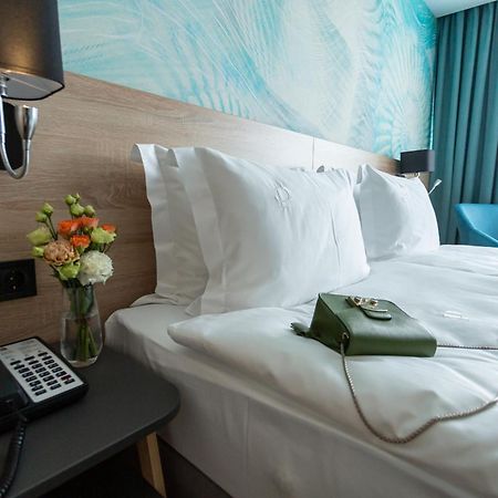 Premier Hotel אודסה חדר תמונה A telephone in a hotel room