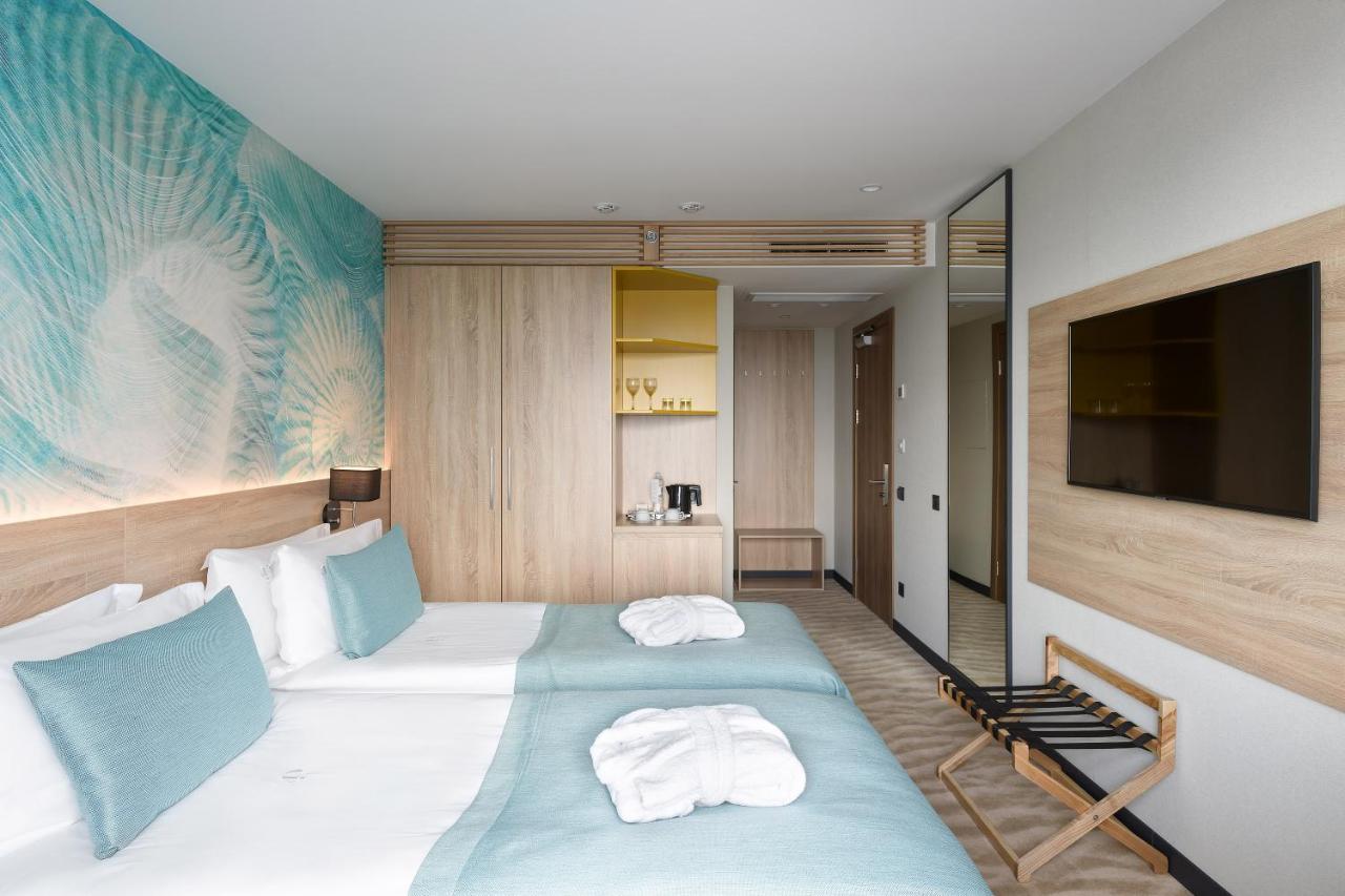Premier Hotel אודסה מראה חיצוני תמונה A room at the hotel
