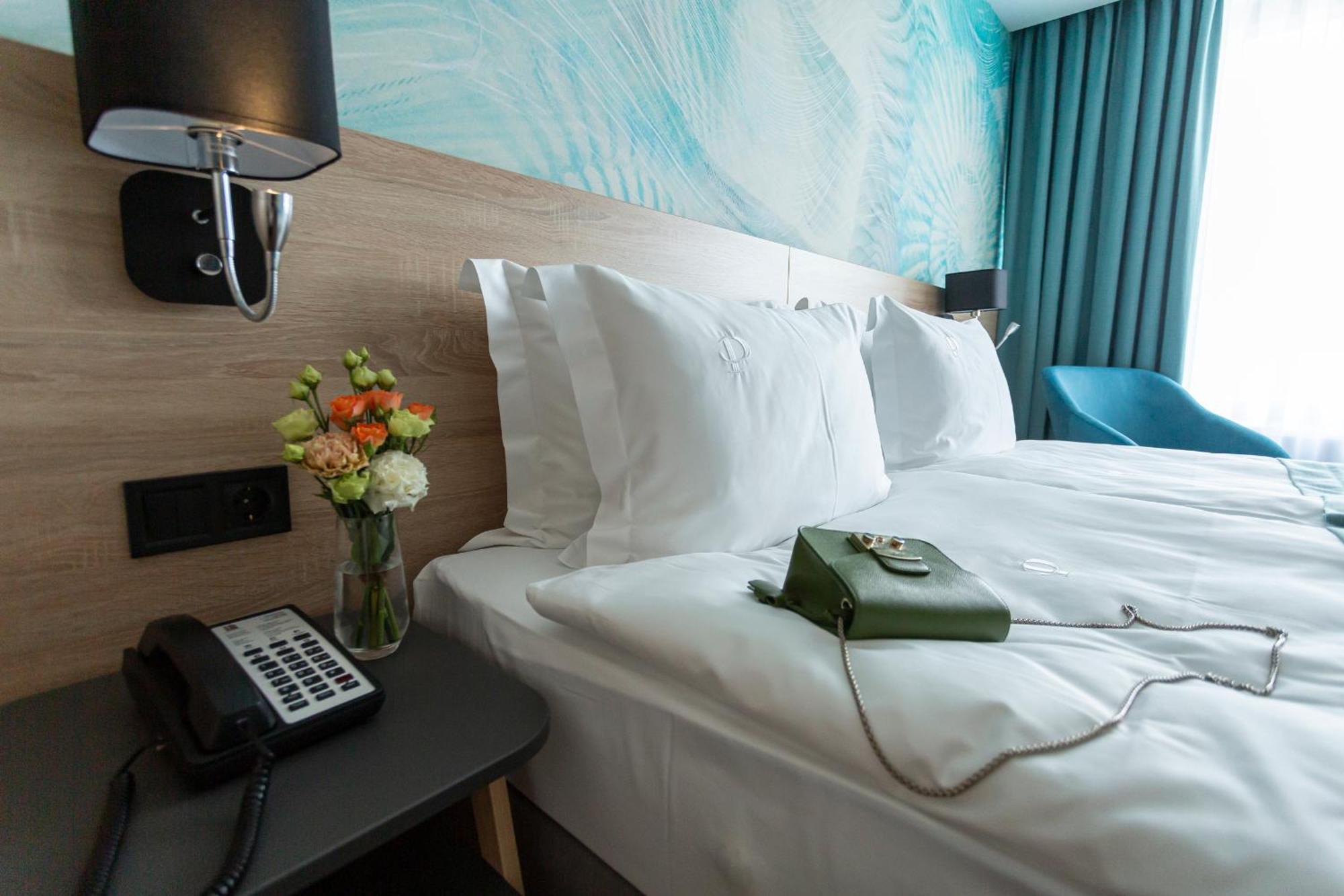 Premier Hotel אודסה חדר תמונה A telephone in a hotel room