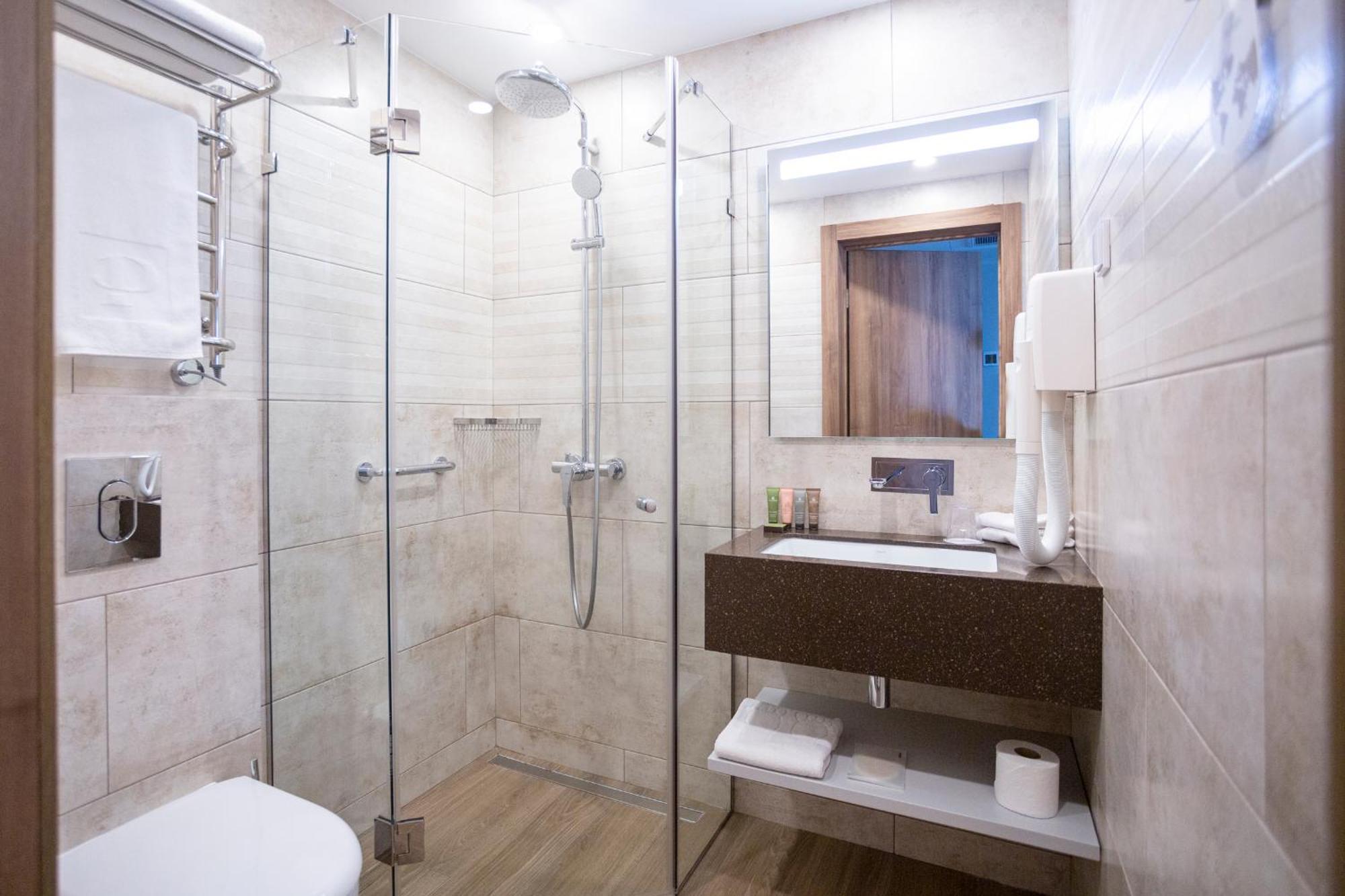 Premier Hotel אודסה חדר תמונה A shower enclosure